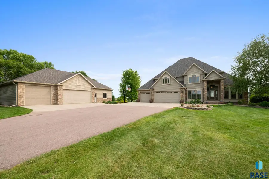 809 W 3rd St, Dell Rapids, SD 57022 - #2