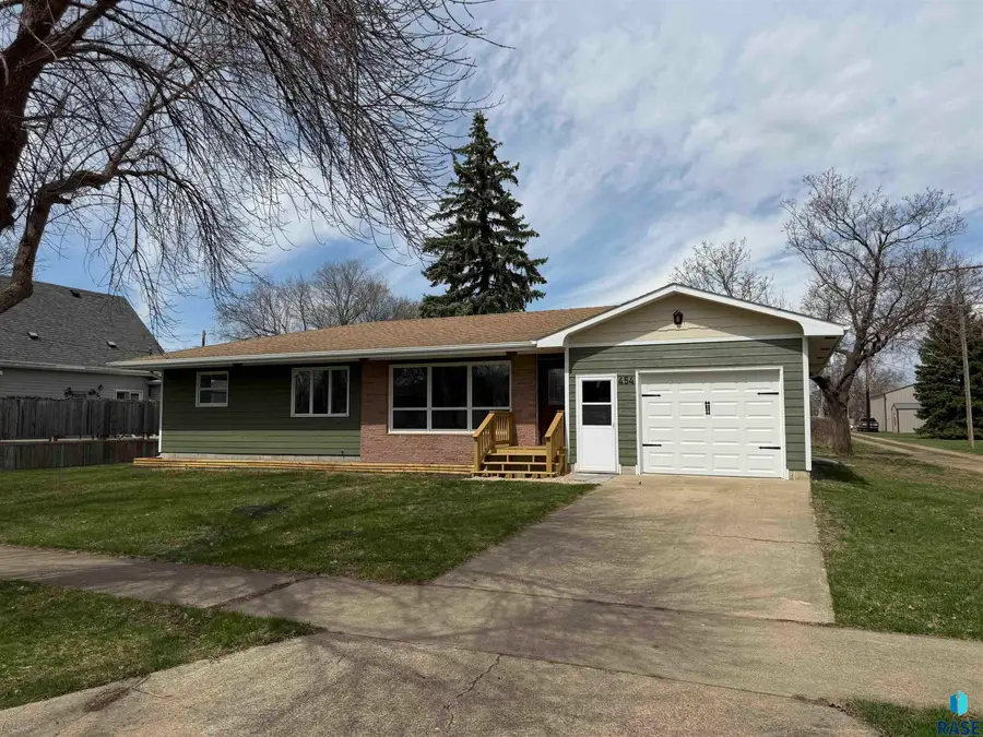 454 W Wood St, Canistota, SD 57012 - #2