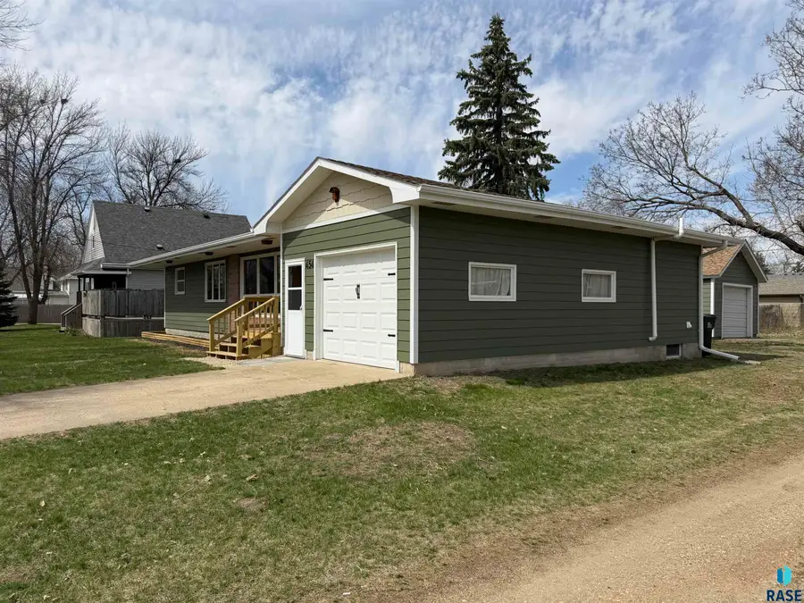 454 W Wood St, Canistota, SD 57012 - #3