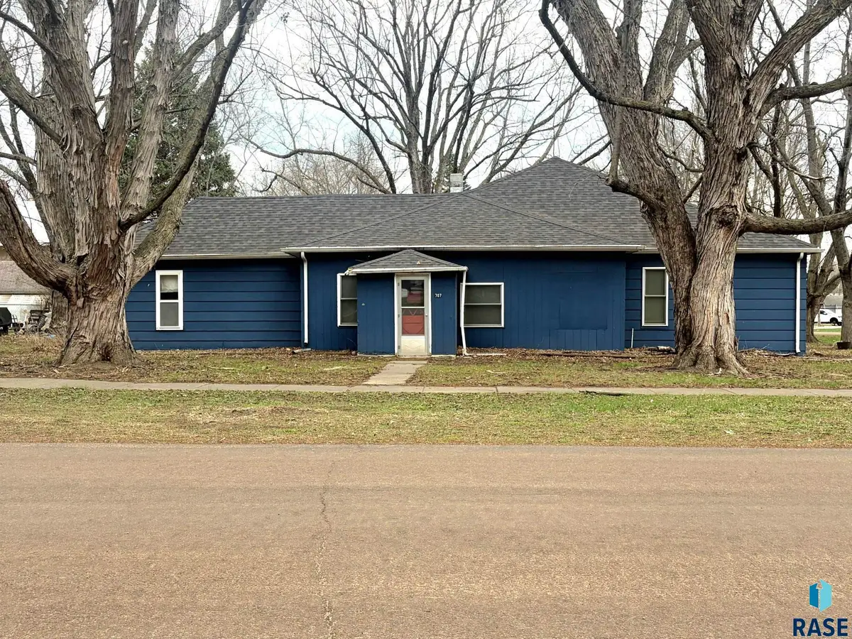 707 Burns Pl, Hurley, SD 57036 - #1