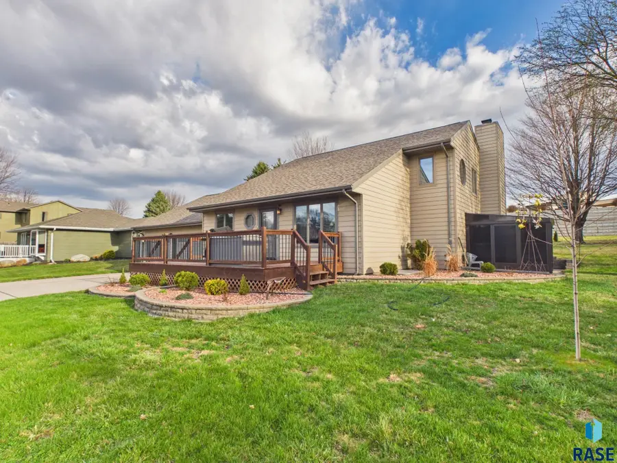 102 E 8th St, Dell Rapids, SD 57022 - #2