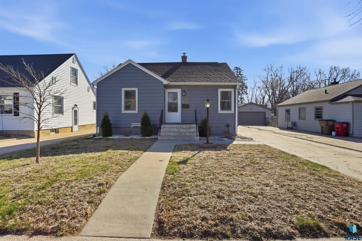 1216 S Hawthorne Ave, Sioux Falls, SD 57105 - #1