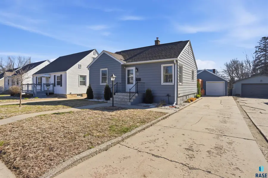 1216 S Hawthorne Ave, Sioux Falls, SD 57105 - #2