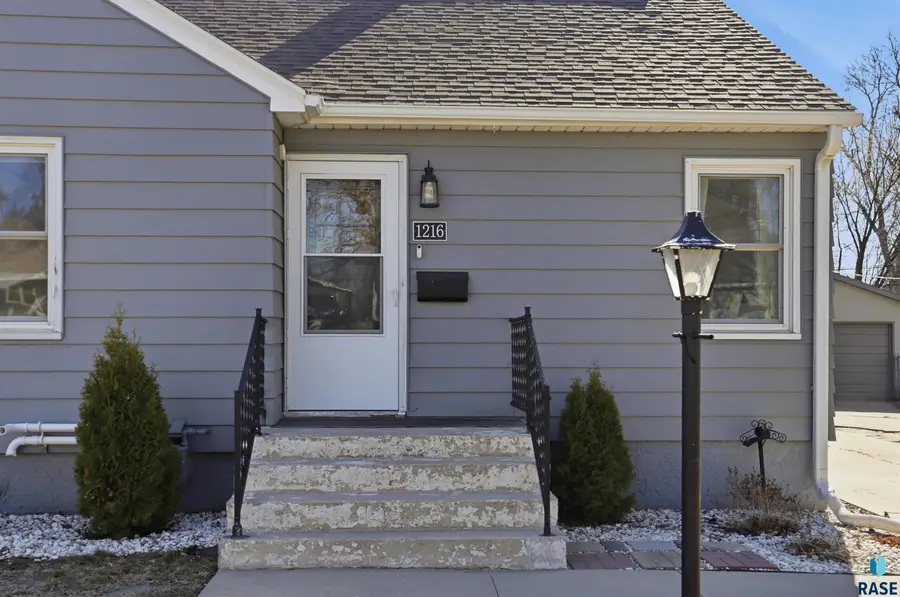 1216 S Hawthorne Ave, Sioux Falls, SD 57105 - #3