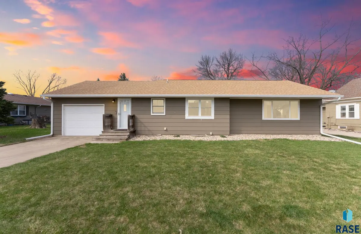 308 W Hemlock St, Beresford, SD 57004 - #1