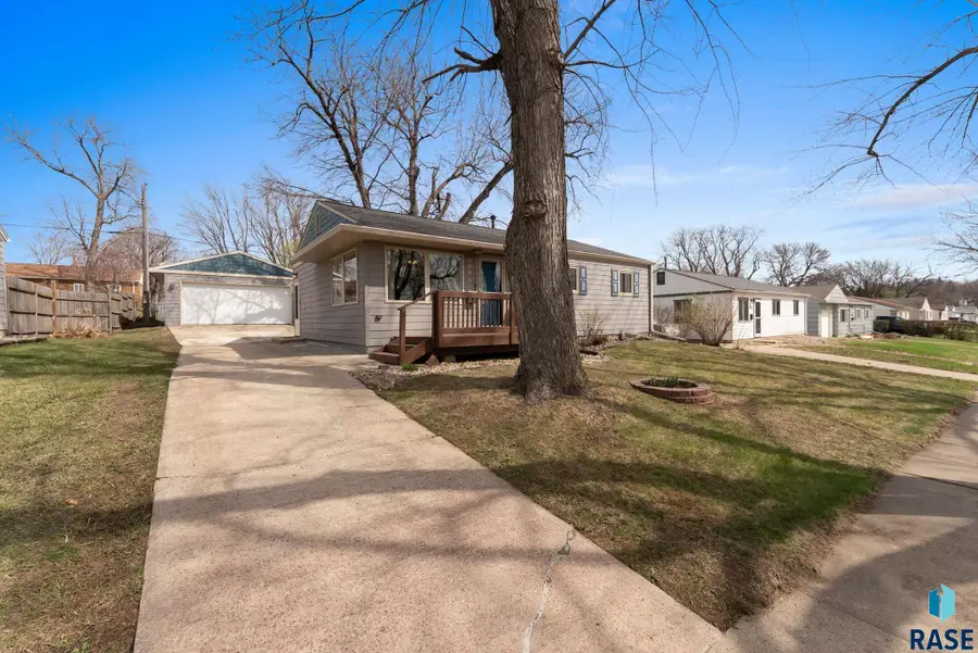 3004 E 21st St, Sioux Falls, SD 57103 - #2