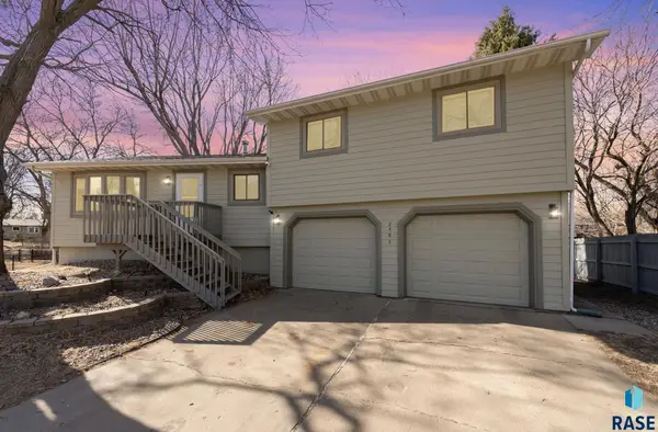 2305 S Royal Ct, Sioux Falls, SD 57106