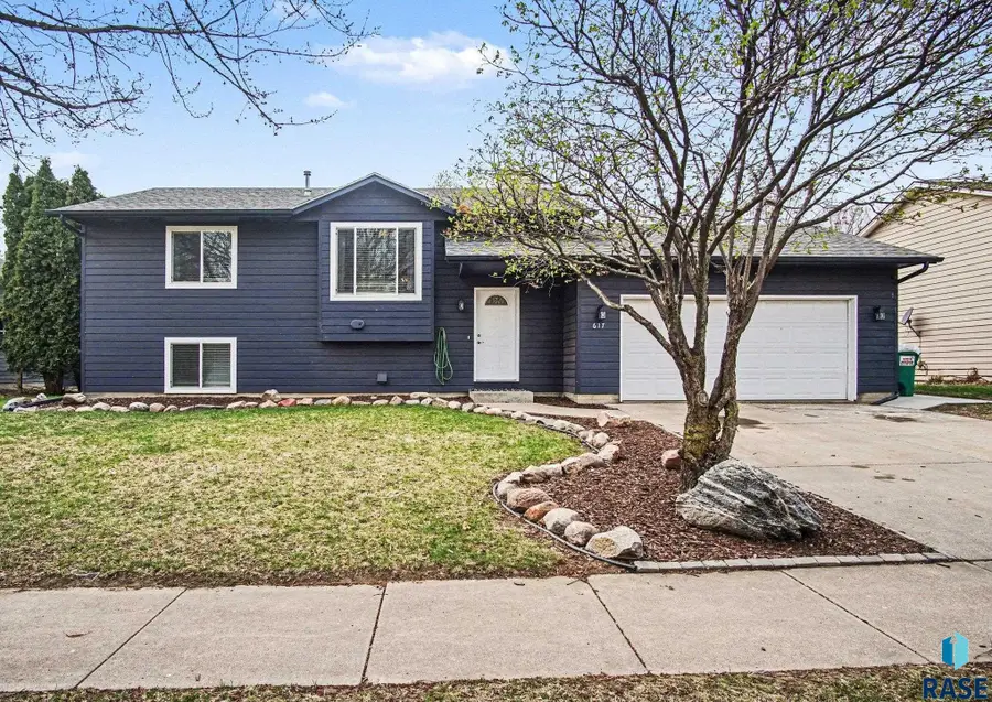 617 S Hickory Ln, Harrisburg, SD 57032 - #2