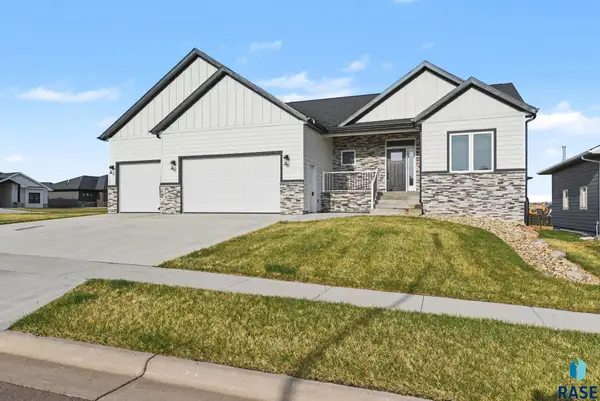 501 N Corsair Cir, Sioux Falls, SD 57110