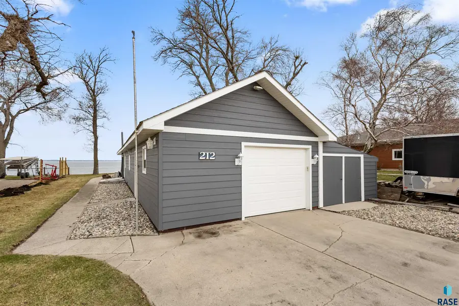 212 S Lake Dr, Watertown, SD 57201 - #2