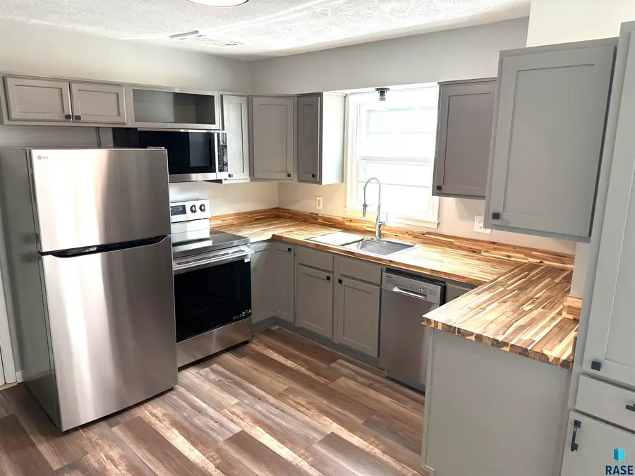 1216 W Sioux St, Sioux Falls, SD 57104 - #3