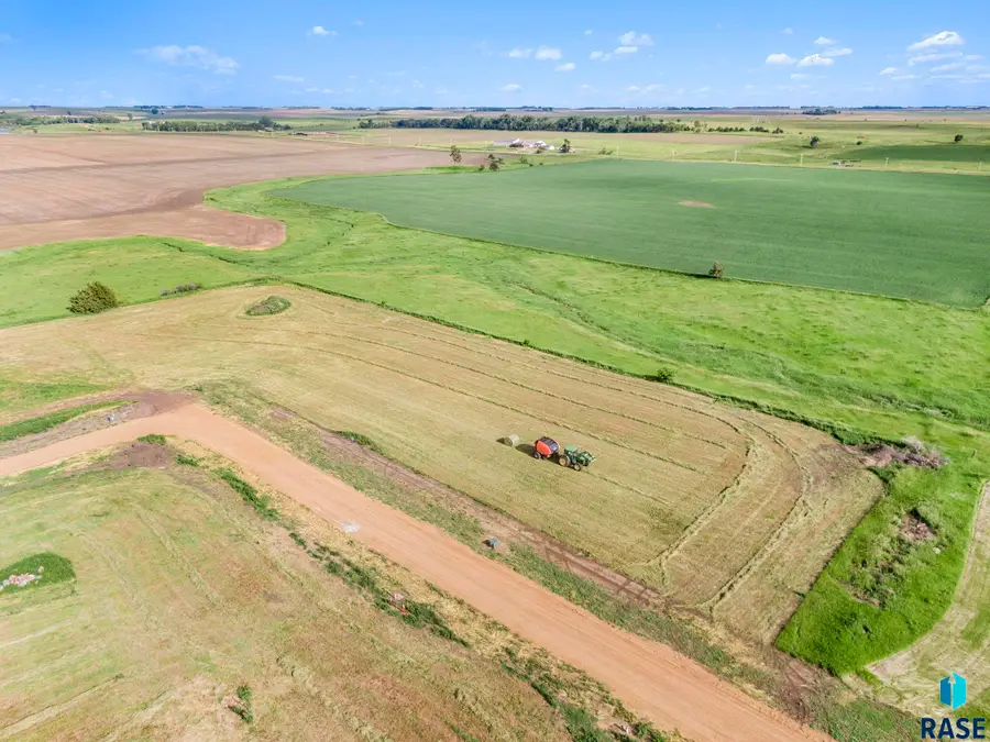 2122 Harvest Creek Ln, Madison, SD 57042 - #2