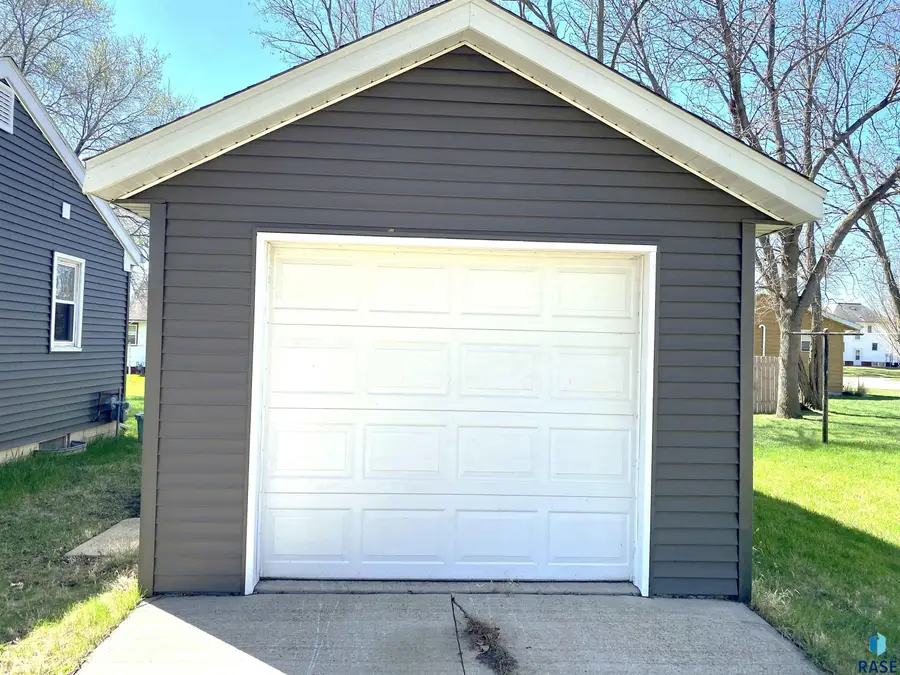 410 Dodge St, Luverne, MN 56156 - #2