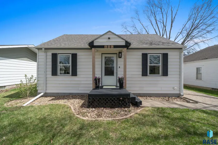 606 S 3rd St, Beresford, SD 57004 - #2
