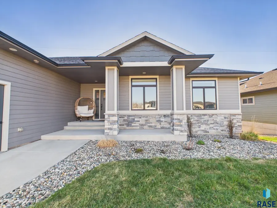 604 N Willow Creek Ave, Sioux Falls, SD 57110 - #2