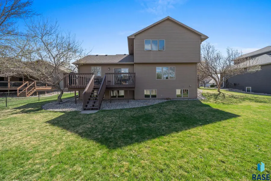 1400 S Dundee Dr, Sioux Falls, SD 57106 - #3