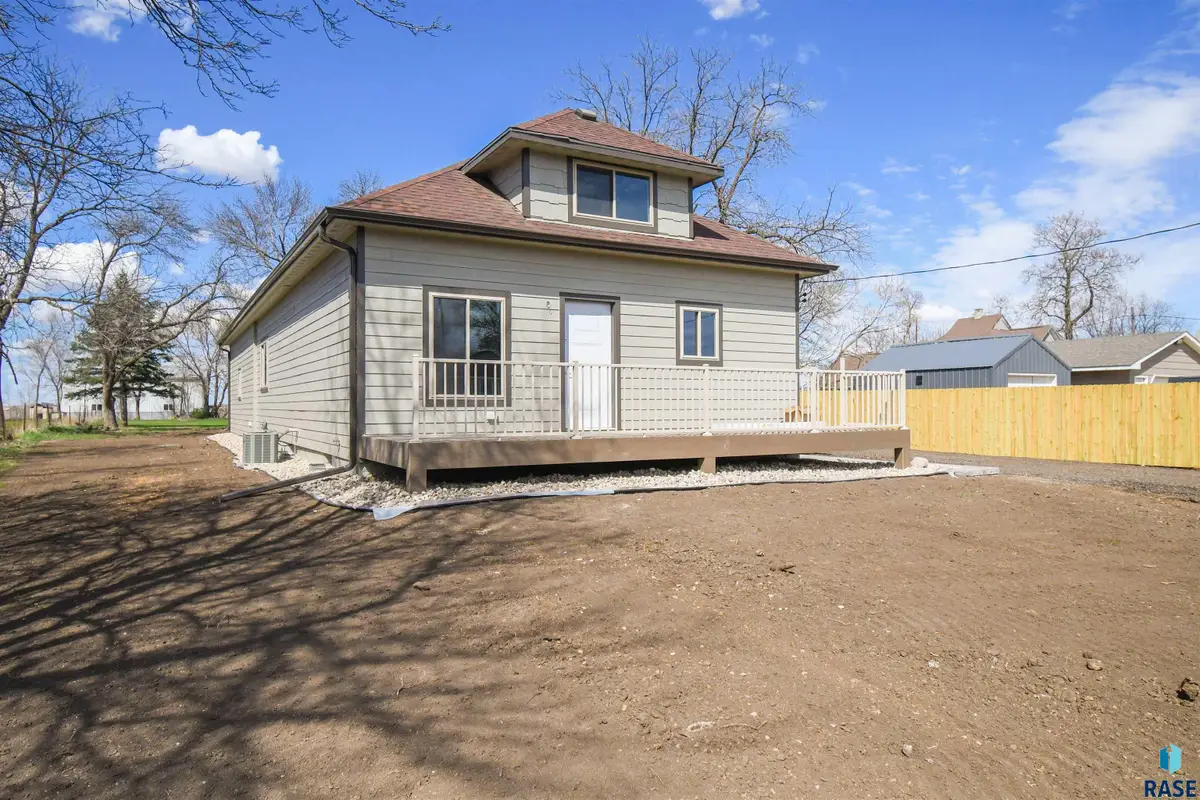 430 W Willow St, Canistota, SD 57012 - #1
