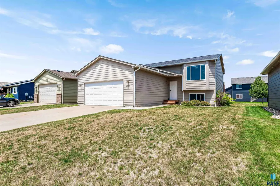 3924 W 92nd St, Sioux Falls, SD 57108 - #2