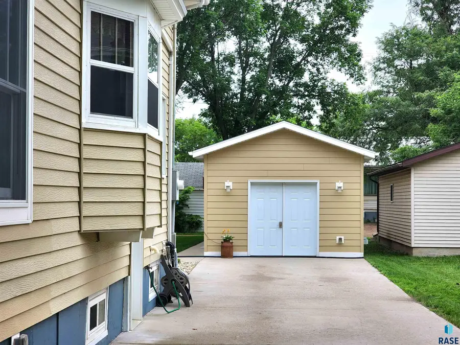 521 N Nebraska St, Salem, SD 57058 - #3