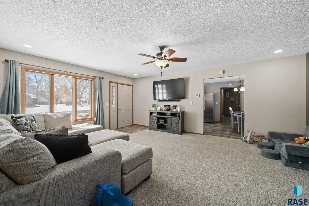 800 Montana Ave, Hurley, SD 57036 - #1