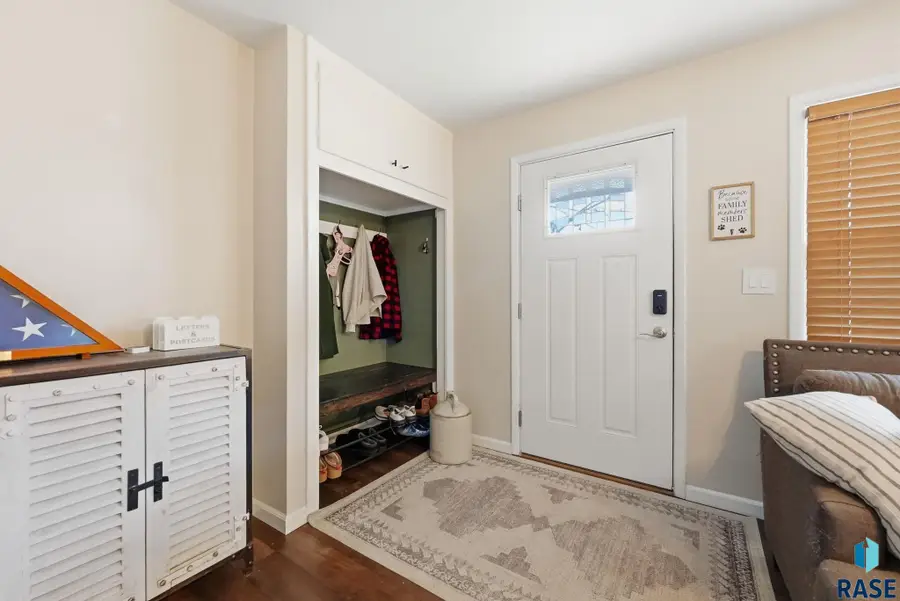 2304 S Braemar Dr, Sioux Falls, SD 57105 - #2