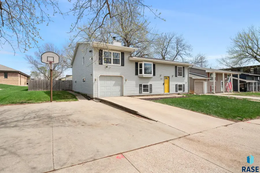 208 N Fanelle Ave, Sioux Falls, SD 57103 - #2