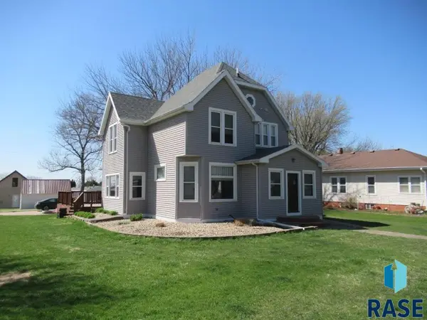 312 S Main St, Hills, MN 56138