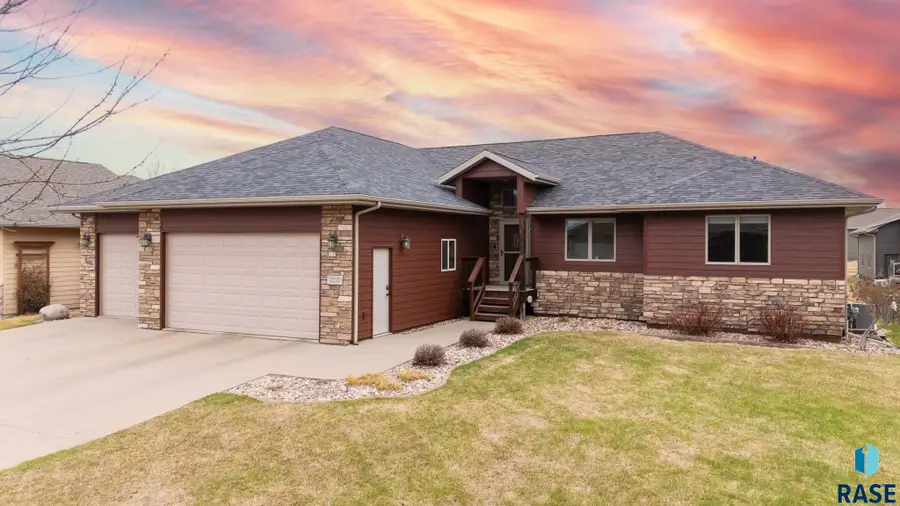 720 S Little Brook Ln, Sioux Falls, SD 57106 - #2