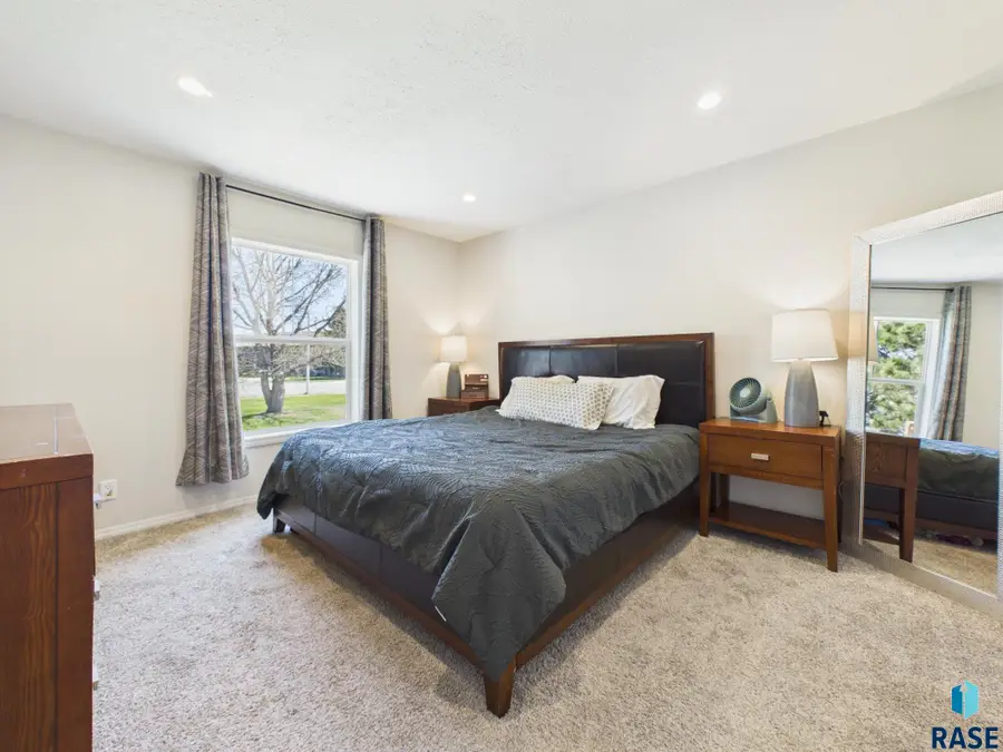 1010 S Liberty Pl, Sioux Falls, SD 57106 - #3