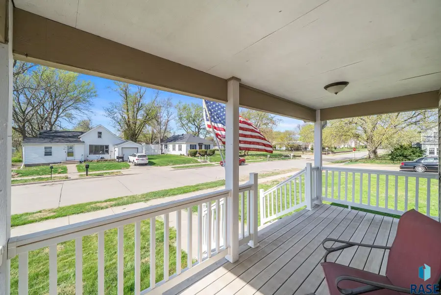 407 E Washington St, Elk Point, SD 57025 - #3