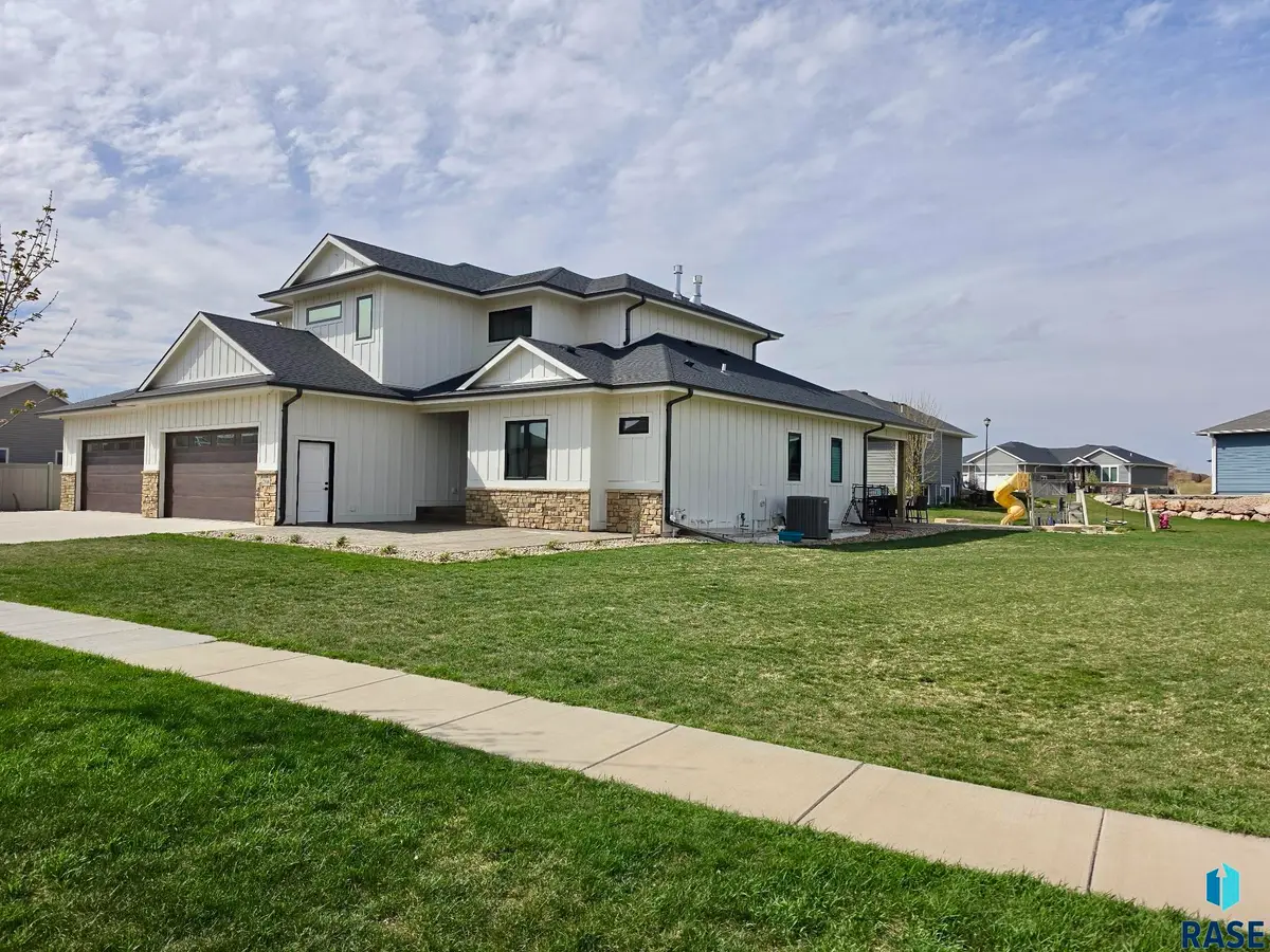 2816 E Sunflower Cir, Brandon, SD 57005 - #1