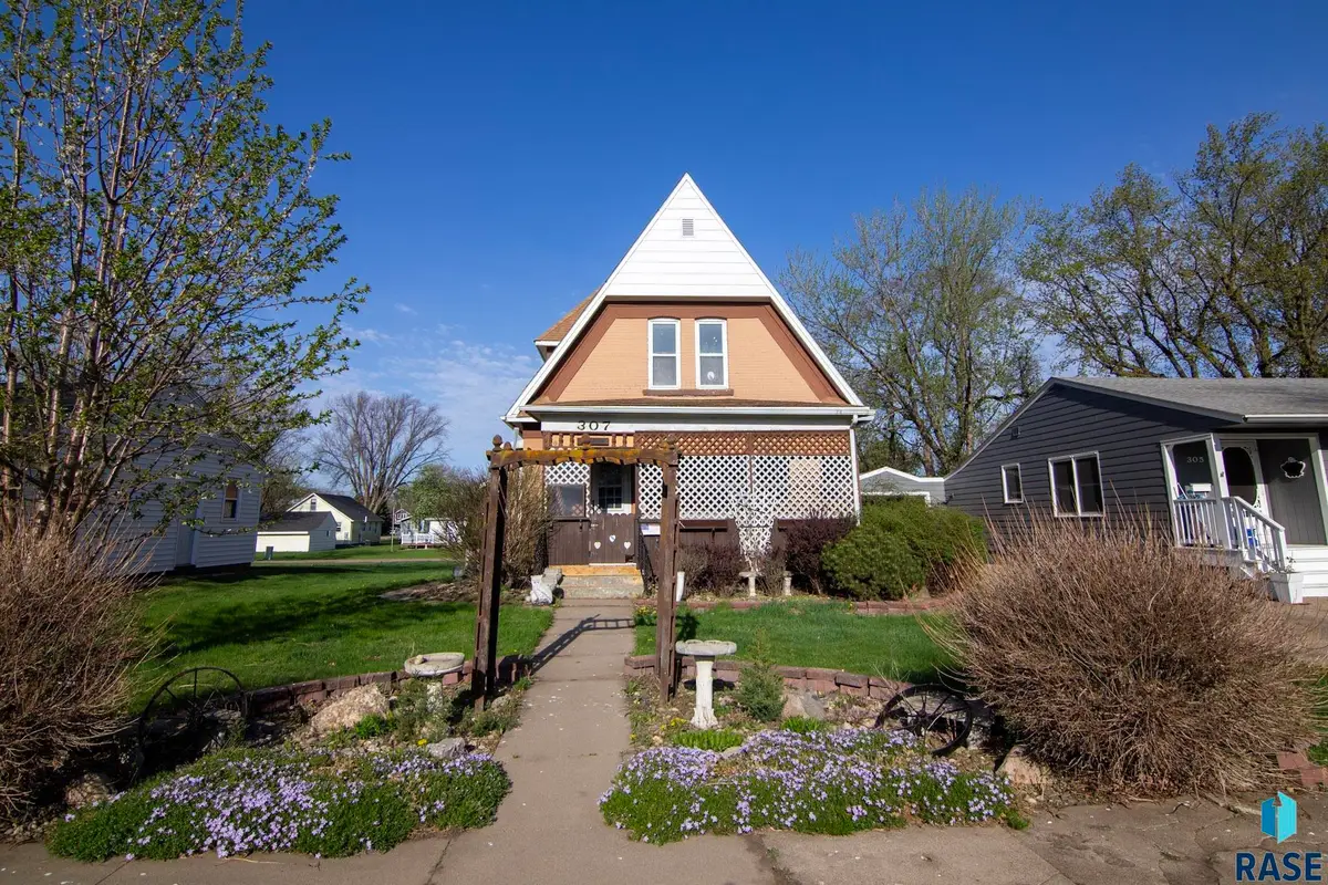 307 S 1st St, Beresford, SD 57004 - #1