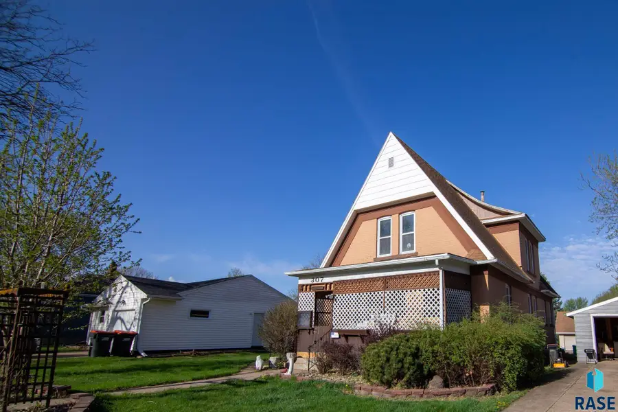 307 S 1st St, Beresford, SD 57004 - #3