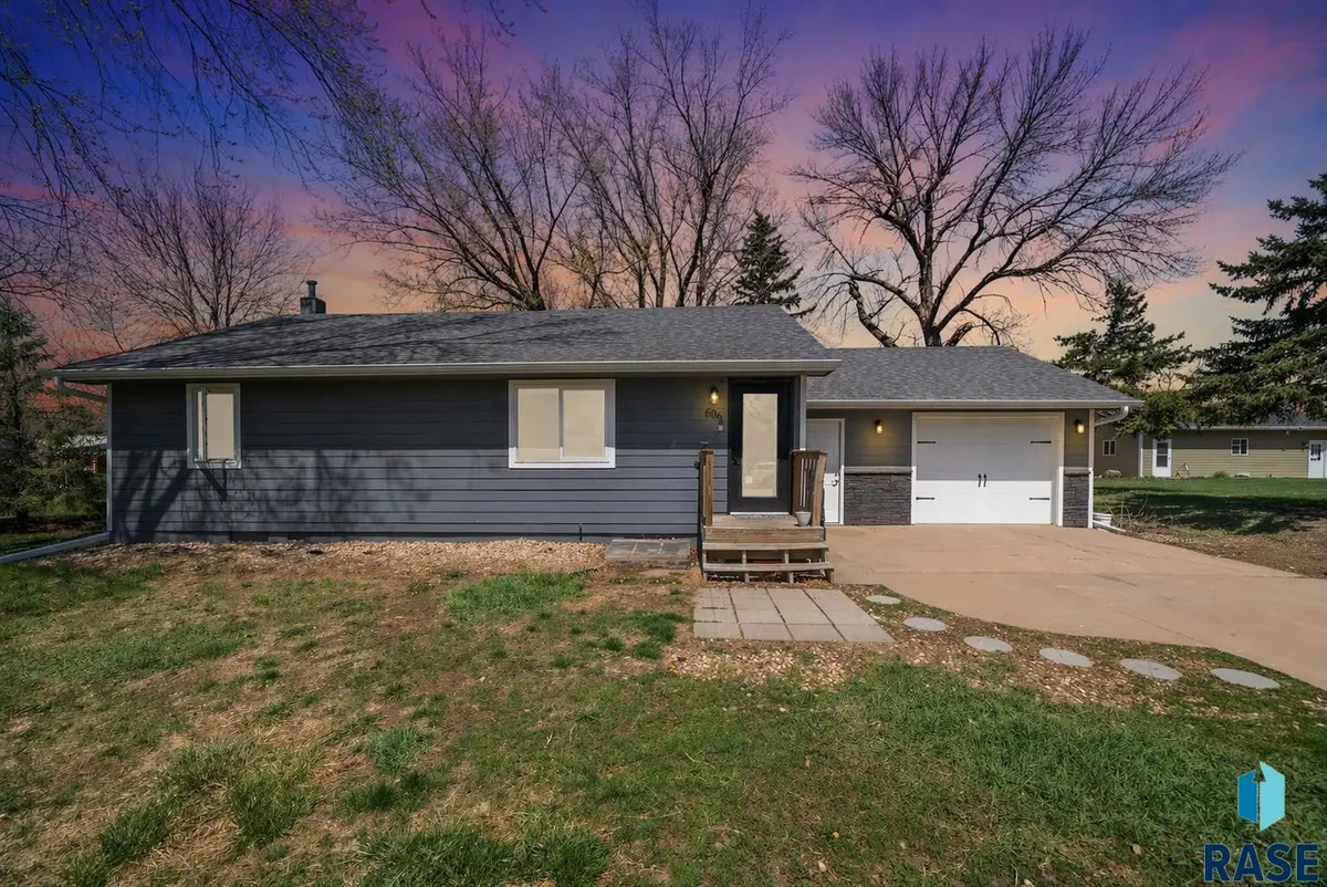 606 E 4th St, Colton, SD 57018 - #1