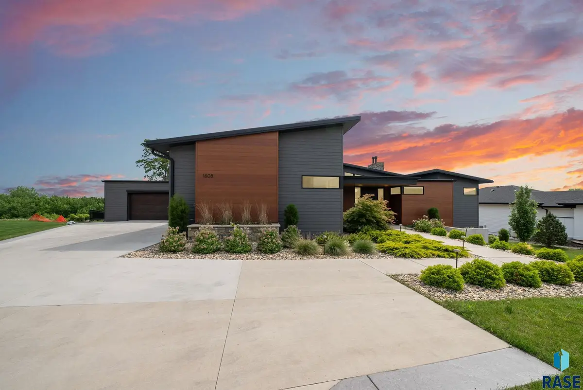 1608 S Scarlet Oak Pl, Sioux Falls, SD 57110 - #1