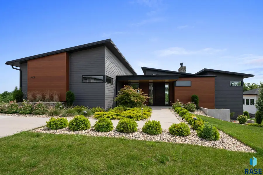 1608 S Scarlet Oak Pl, Sioux Falls, SD 57110 - #2