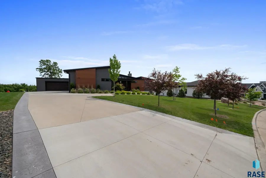 1608 S Scarlet Oak Pl, Sioux Falls, SD 57110 - #3