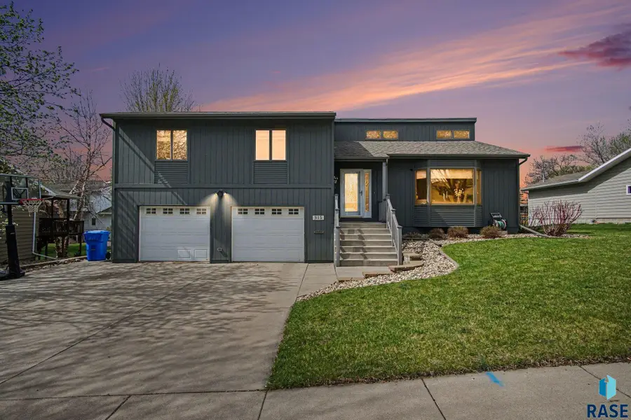 915 Jennifer St, Madison, SD 57042 - #2