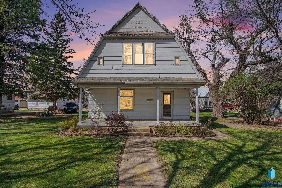 471 E 2nd St, Parker, SD 57053 - #1
