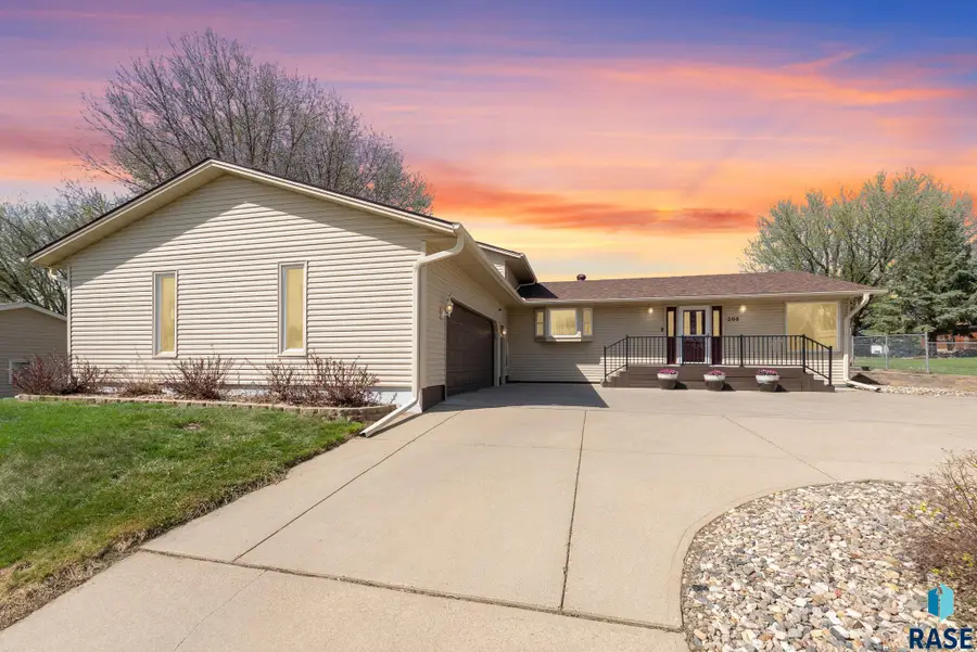 208 E 7th St, Crooks, SD 57020 - #2