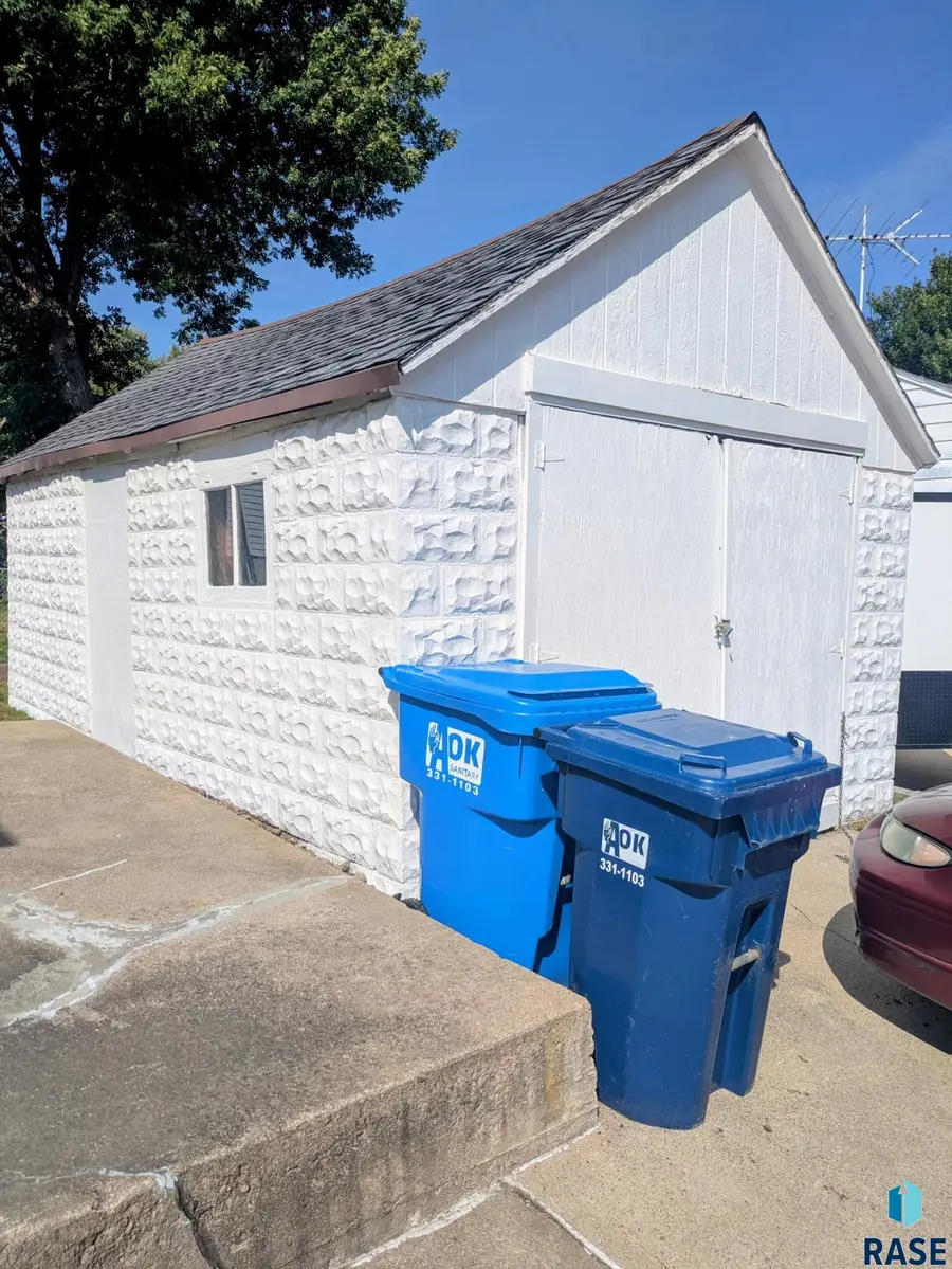 1426 E 17th St, Sioux Falls, SD 57104 - #3