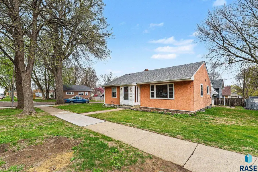 928 W 3rd St, Sioux Falls, SD 57104 - #3