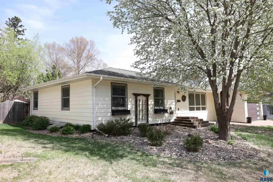 808 E 35th St, Sioux Falls, SD 57105 - #3