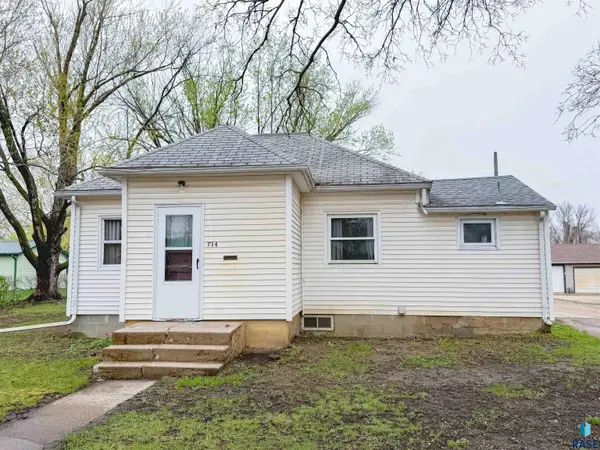714 NW 3rd St, Madison, SD 57042