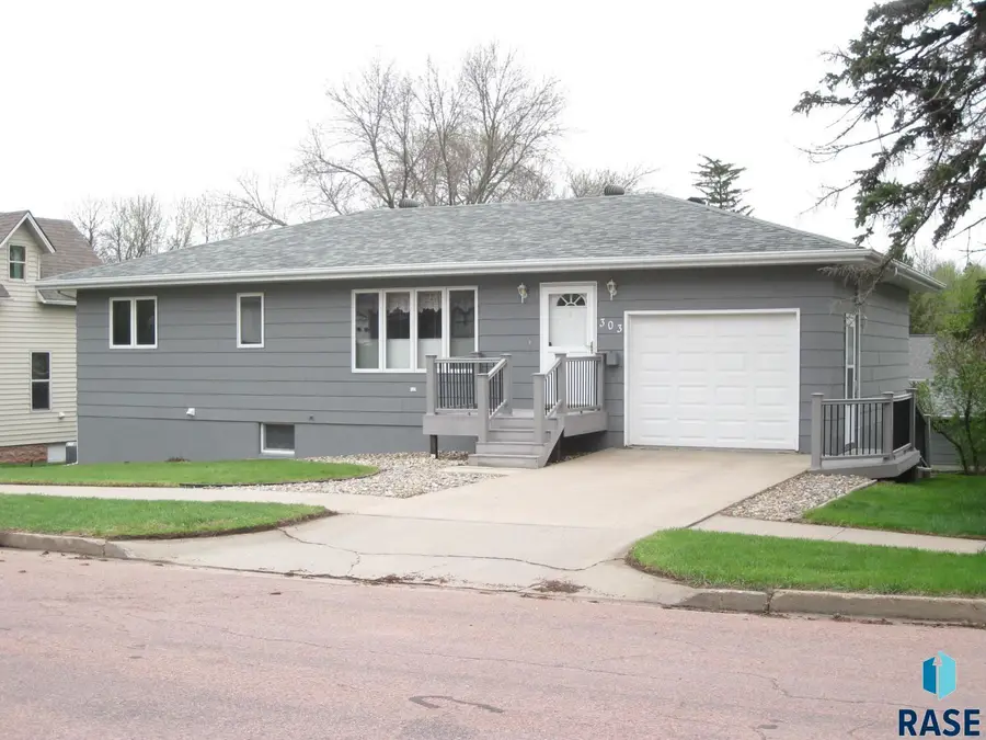 303 E 9th St, Dell Rapids, SD 57022 - #2
