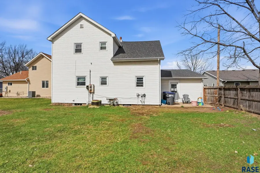 111 & 111 1/2 W Warren St, Luverne, MN 56156 - #2