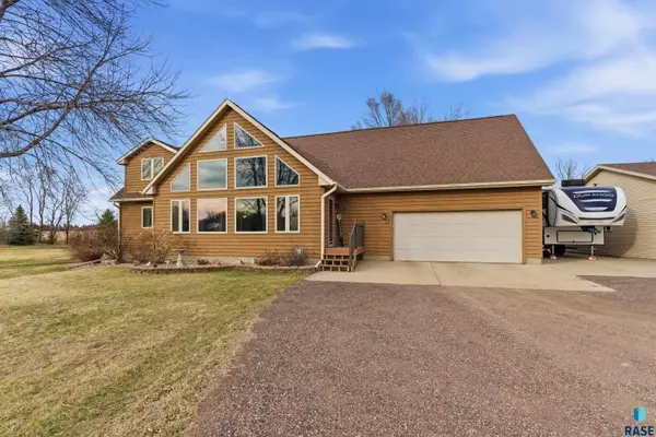 46494 Country Ln, Hartford, SD 57033
