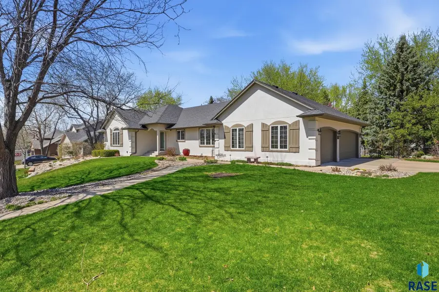 612 E 61st St, Sioux Falls, SD 57108 - #3