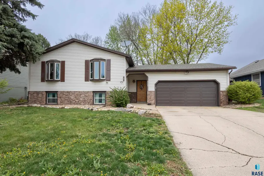 5004 W 49th St, Sioux Falls, SD 57106 - #2