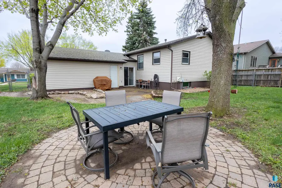 5004 W 49th St, Sioux Falls, SD 57106 - #3